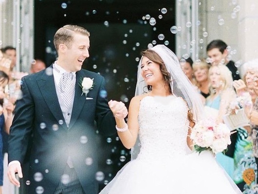 ورود عروس داماد در میان حبابها