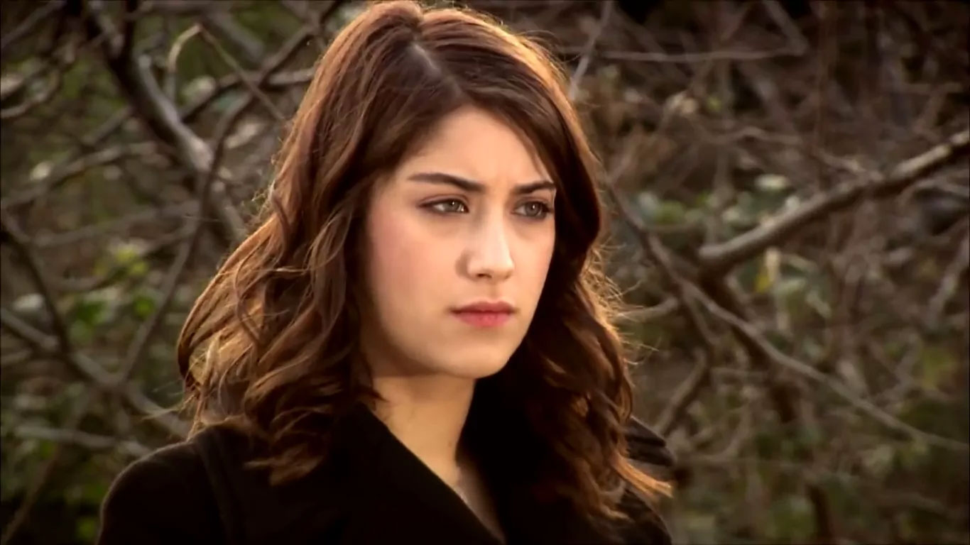 هازل کایا (Hazal Kaya) کیست؟